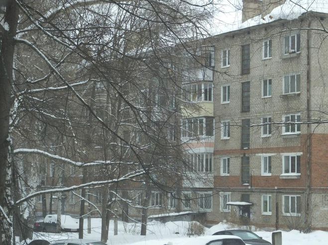 Козырек над окном в многоквартирном доме
