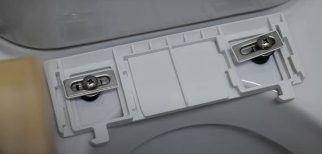 Крепление умного сиденья для унитаза