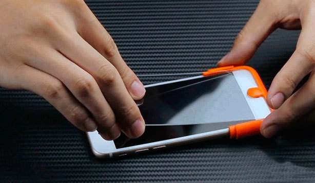 Как приклеить защитное стекло на телефон?