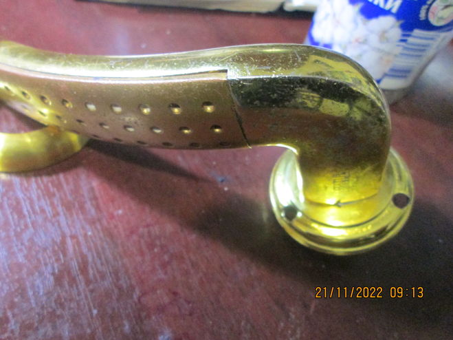 оборванные отверстия дверной ручки